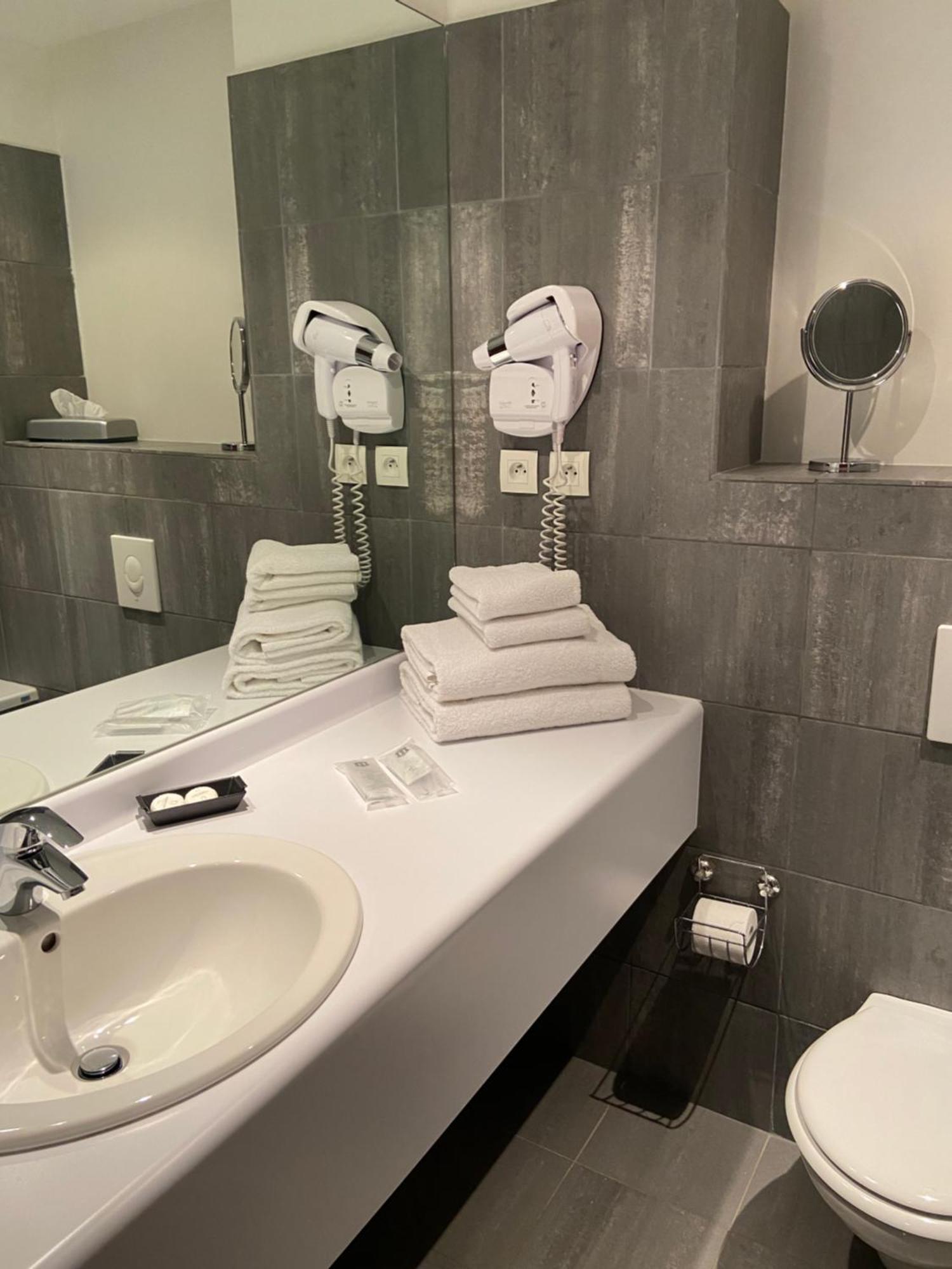 L'Auberge Du Rhone Chavanoz Экстерьер фото