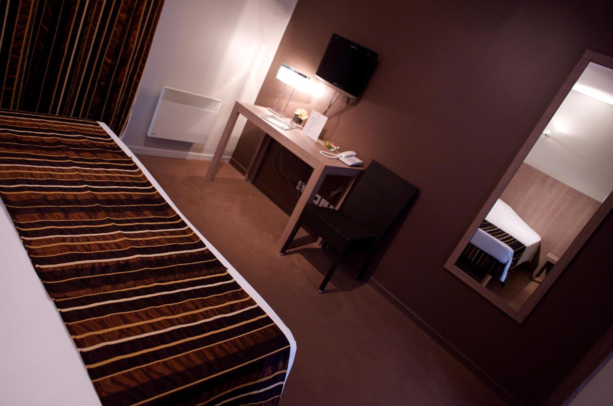 L'Auberge Du Rhone Chavanoz Экстерьер фото